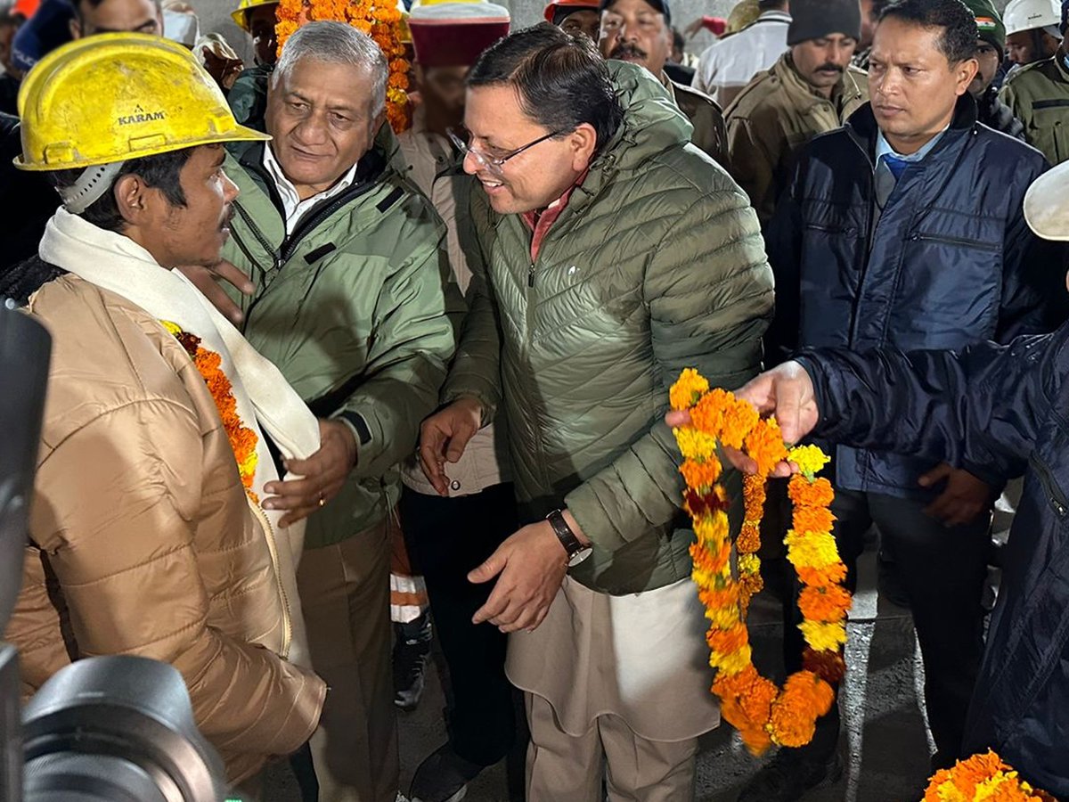 pushkardhami's tweet photo. श्रमिकों व उनके परिजनों के चेहरे की ख़ुशी ही मेरे लिये इगास-बगवाल..

हम सभी के लिए अत्यंत हर्ष का विषय है कि सिलक्यारा (उत्तरकाशी) में निर्माणाधीन टनल में फंसे सभी 41 श्रमिकों को सकुशल बाहर निकाल लिया गया है। सभी श्रमिक भाइयों का अस्थाई मेडिकल कैम्प में प्रारंभिक स्वास्थ्य परीक्षण किया जा रहा है।

आदरणीय प्रधानमंत्री श्री @narendramodi जी के कुशल नेतृत्व एवं मार्गदर्शन में संचालित इस चुनौतीपूर्ण रेस्क्यू ऑपरेशन में पूरी ताक़त से जुटी केंद्रीय एजेंसियों, सेना, अंतर्राष्ट्रीय एक्सपर्ट्स एवं प्रदेश प्रशासन की टीमों का हृदयतल से आभार। 

प्रधानमंत्री जी से हम सभी को एक अभिभावक के रूप में मिले मार्गदर्शन एवं कठिन से कठिन स्थिति में उनके द्वारा प्रदान की गई हर संभव सहायता, इस अभियान की सफलता का मुख्य आधार रही।

17 दिनों बाद श्रमिक भाइयों का अपने परिजनों से मिलना अत्यंत ही भावुक कर देने वाला क्षण है।