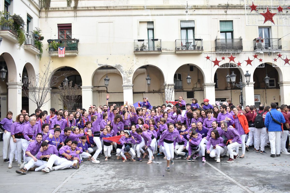 esquerdats's tweet photo. Diumenge passat a #FMLaSagrera vam fer l’última diada de la temporada, consolidant el 4d7 i recuperant el pd5💜
Resum #Esquerdat: 2pd4, 4d6a, 4d7, 2D6, pd5, 2pd4
Molts objectius pendents, seguim colla!💪🏼
Gràcies @jovedebarcelona @CdSarria @CastellersPrat pel bon ambient🤩 https://t.co/7BCkmm2lY6