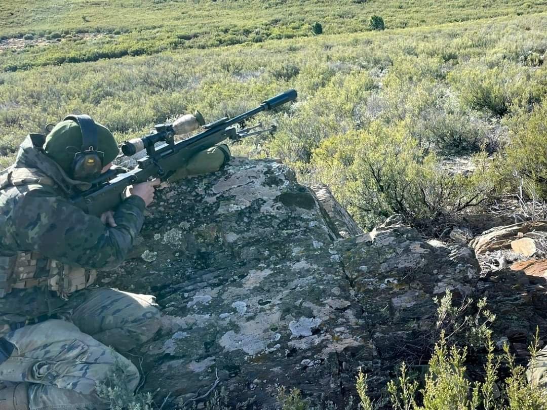 FUTER_ET's tweet photo. Personal de la #BRILAT , Guardia Civil @guardiacivil y Cuerpo Nacional de Policía @policia se reúnen en el campo de maniobras de El Teleno, León, para participar en unas jornadas de perfeccionamiento y unificación de equipos de tiradores de precisión (ETP).
#SomostuEjército https://t.co/h6Hcva13Gm