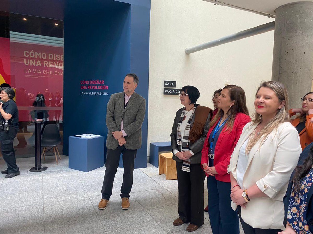 JUNJI_RM's tweet photo. Directora, @MonicaMoralesSe, presente en la visita de la vicepresidenta, @trivino_m, de @JUNJI_Chile y la subsecretaria subrogante de @SubEducParv, Paula Olavarría, a la sección dedicada a la infancia de "Cómo diseñar una revolución" en @CCPLM. #Educación #Infancia #CCPLM https://t.co/IkCAjeDS9h