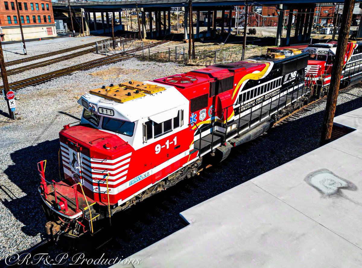 RFPProductions's tweet photo. Roanoke was full of goodies yesterday! Believe it or not, #5260 is actually an NS locomotive…

#NS #NPBL #railfan https://t.co/amHFE9Bjz7