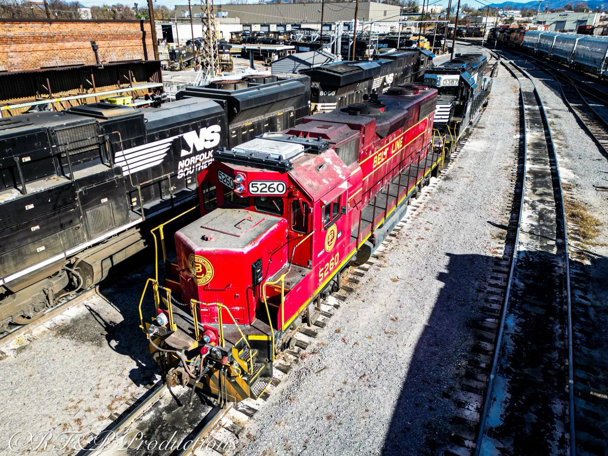 RFPProductions's tweet photo. Roanoke was full of goodies yesterday! Believe it or not, #5260 is actually an NS locomotive…

#NS #NPBL #railfan https://t.co/amHFE9Bjz7