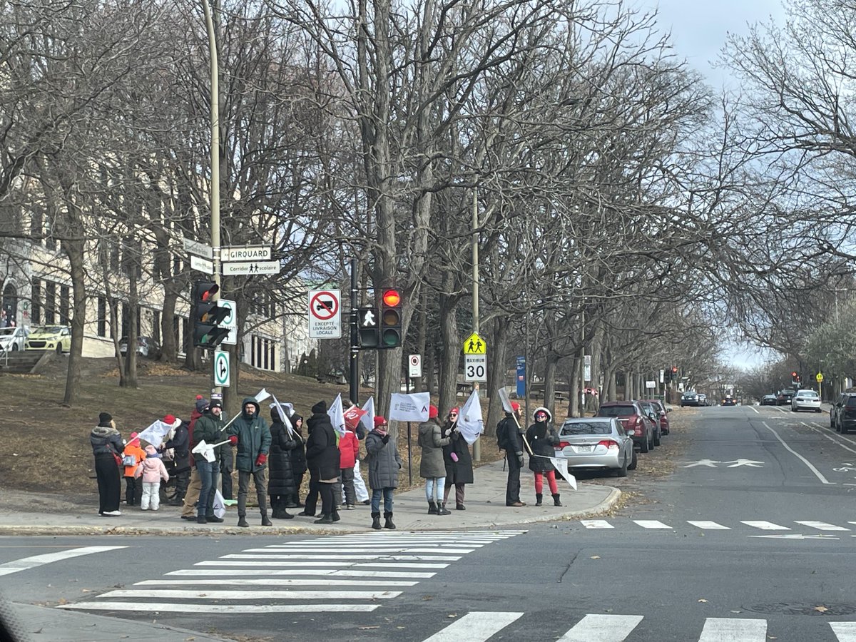 CarolineVanVCTV's tweet photo. Got to hand it to these teachers. They’re out every day in the cold, wind & rain (usually) with smiles on their faces- picketing to get Quebecers to support their strike. So far they seem to be succeeding. Getting a contract -even harder. #greve #commonfront #frontcommun #strike https://t.co/u5JMZPhqwF