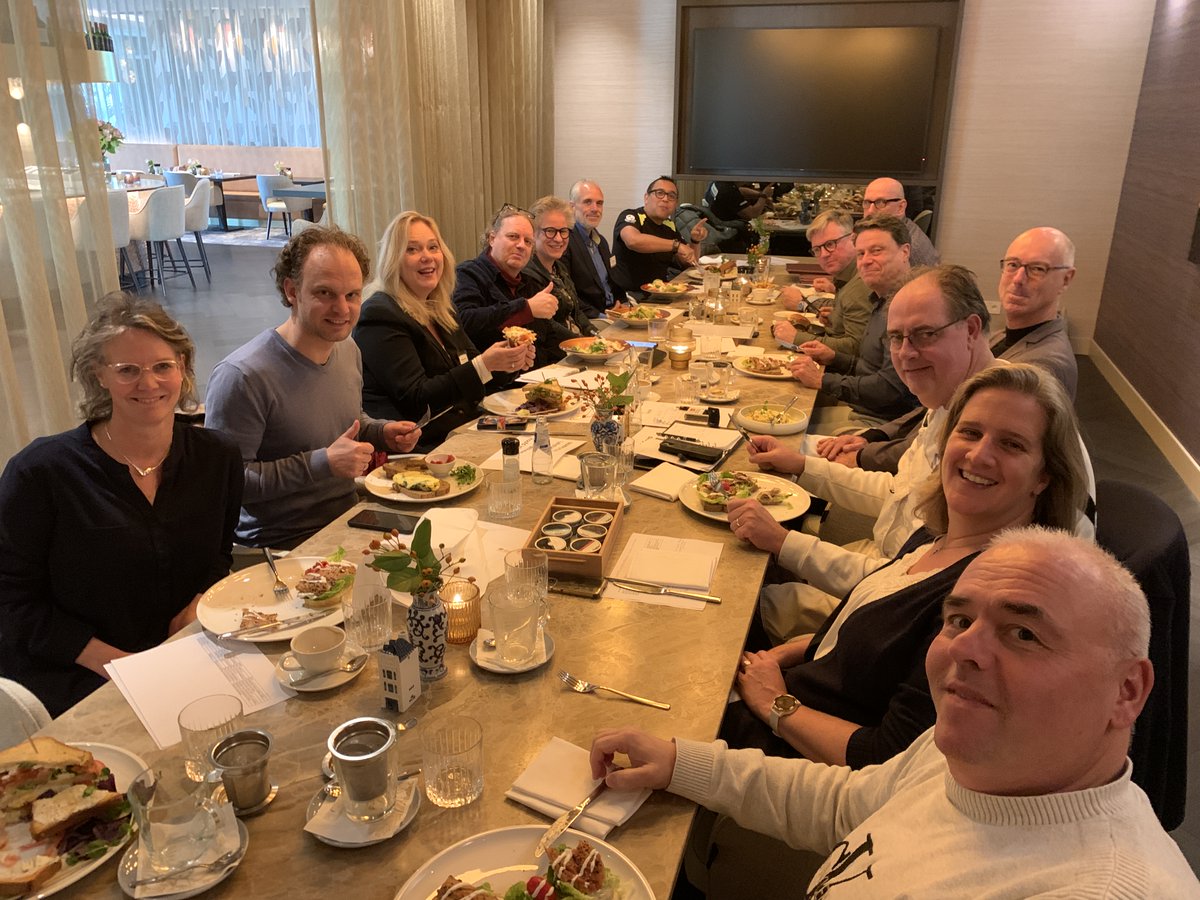 Wat een fantastische bijeenkomst was het weer! Bij onze traditionele BNI Den Haag zwarte badge (gold member) lunch kwamen de top 15 netwerkers samen om elkaar te helpen, versterken en te inspireren.
#BNIDenHaag #Netwerken #ZakelijkSucces #Teamwork #BusinessLunch #NetworkingGoals