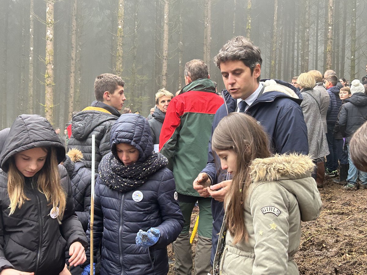 Nathalie Albert-Moretti (@nathaliealber15) on Twitter photo Magnifique journée pour des élèves de 6e et 4e des collèges de Moirans-en-Montagne, Orgelet et Arinthod, et grand honneur pour <a href="/acbesancon/">Académie de Besançon</a> que la venue du Président et du Ministre de l'éducation nationale et de la jeunesse pour le lancement de "un jeune, un arbre" ! Magnifique journée pour des élèves de 6e et 4e des collèges de Moirans-en-Montagne, Orgelet et Arinthod, et grand honneur pour <a href="/acbesancon/">Académie de Besançon</a> que la venue du Président et du Ministre de l'éducation nationale et de la jeunesse pour le lancement de "un jeune, un arbre" !