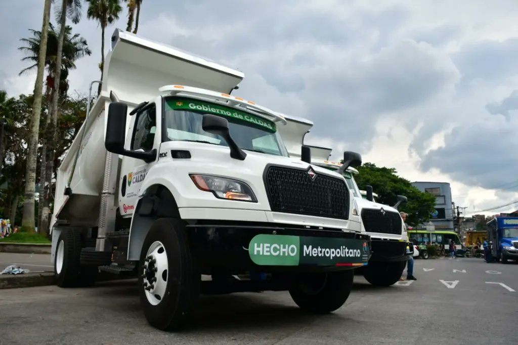 Sumamos tres minicargadores y tres volquetas a nuestros combos de maquinaria. Esta adquisición permite una significativa ampliación de la capacidad operativa de afectaciones viales, facilitando la atención de emergencias y el mantenimiento de las diferentes carreteras deptales.