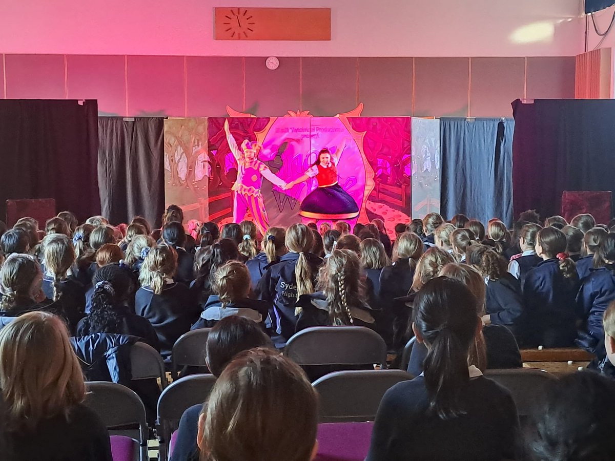 sydhighprep's tweet photo. The whole of Prep had an early Christmas treat with a very lively performance of Snow White, which included a dance off of course,!courtesy of ⁦@MandMTheatrical⁩ (oh no they didn’t…!) 🍎 https://t.co/NfRYduL4Ge