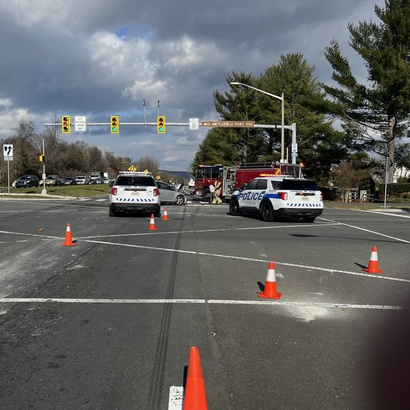 LeesburgPolice's tweet photo. #LPDtraffic: The northbound lanes of the Leesburg Bypass are closed at Battlefield Pkwy NE for a crash. All northbound traffic is being diverted onto Battlefield Pkwy NE. Cross traffic is also affected. Please avoid the area and utilize N King St (business 15) to travel north. https://t.co/VoxRYJpgoQ