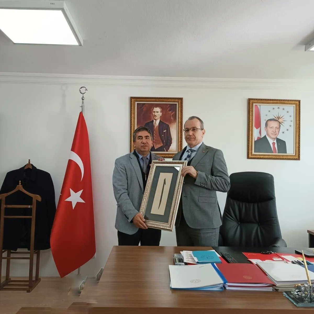 Hemşehrimiz, değerli  başkanımız MEB Hukuk Hizmetleri Genel Müdürümüz @emirhasanarslantas ı ziyaret ettik. Bu vesileyle yeni görevinde başarılar dilerim. Hayırlı olsun