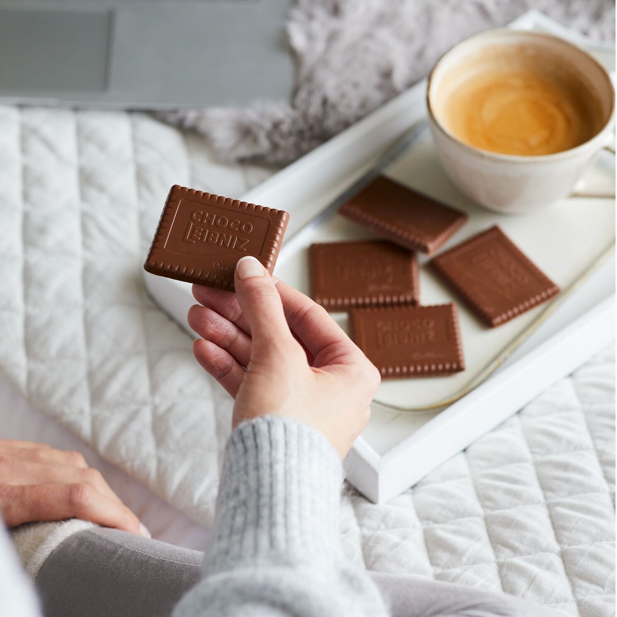 bahlsenusa's tweet photo. Cuddling up with a cozy blanket, Bahlsen biscuits, and a classic movie—the perfect coffee-time tradition.

 #ChocoLeibniz  #BahlsenByDesign #Bahlsen #biscuit #milkchocolate #cozyvibes https://t.co/gqGUa3tELp