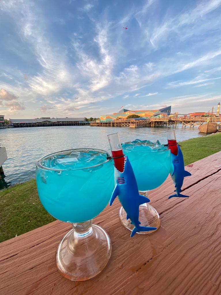 Joes_Crab_Shack's tweet image. Beware of JAW dropping cocktails that'll have you hooked!🦈 

 #burger #kingcrab #snowcrab #fishandchips #flounder #seafoodplatter #friedseafood