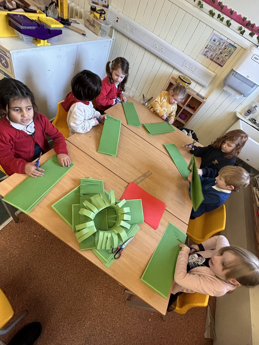 P1 had a very busy crafternoon today. Reindeer food, wreaths, clay tree decorations as well as some Christmas cards and dot to dot colouring 🎄🧑‍🎄
