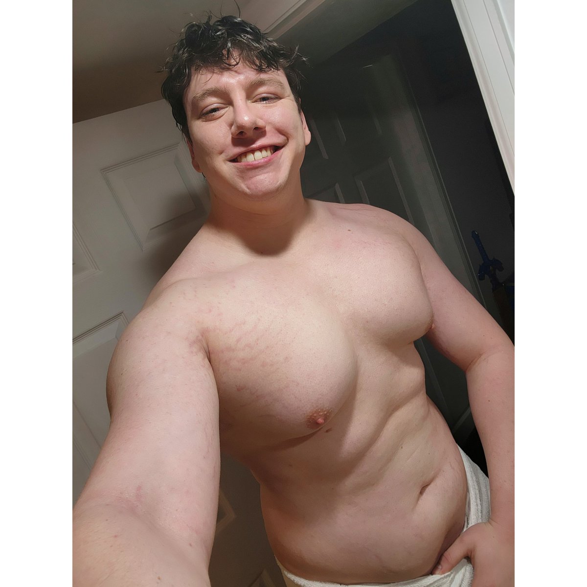 Calilum_'s tweet photo. The post Pec-Day heaft is an amazing feeling 😋

Sorry for the load of people that have sent me DM's I definitely need a bit of a social recharge it would seem so I apologize if I'm slow on responding. I promise I'm trying.

#pecday #chestgrowth #musclegrowth https://t.co/p7mCJRipGy