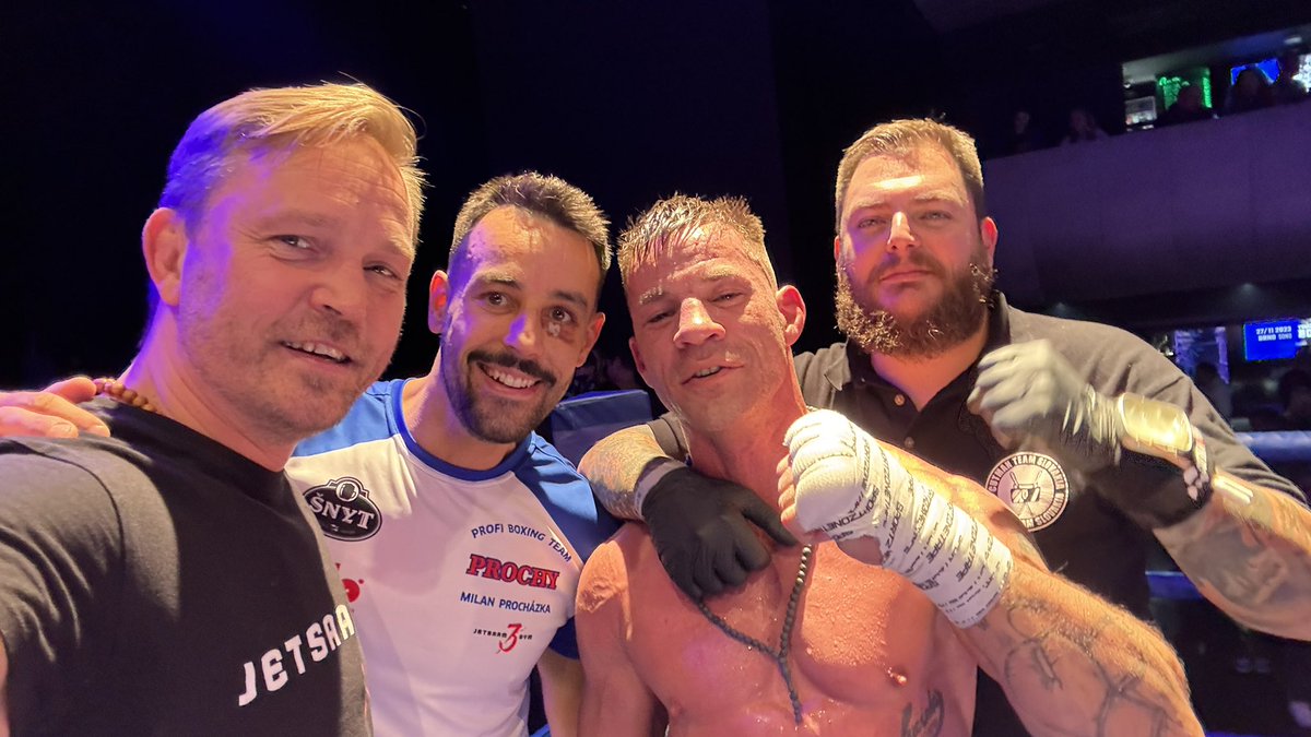 MartinJetsaam's tweet image. About last night… Tohle je box, 4 zápasy @jetsaamgym a skóre 3:1. Musím říct, že všechny zápasy se fakt povedly. Velká gratulace celému boxerskému týmu a trenérům 🔥

#jetsaamgym #avejetsaam #boxingteam