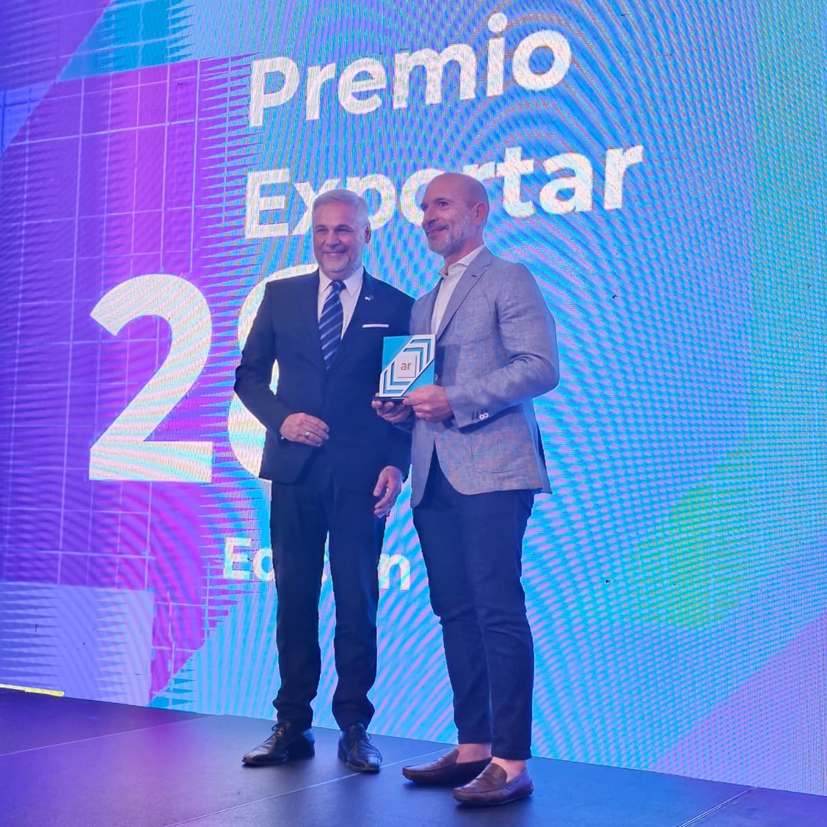 redcame's tweet photo. PREMIOS EXPORTAR DE LA AGENCIA ARGENTINA DE INVERSIONES Y COMERCIO INTERNACIONAL 🏆
El vicepresidente de CAME, @fxcastillo61, participó de la 28° edición de los #PremiosExportar, que tienen como objetivo reconocer públicamente los esfuerzos y logros de las empresas argentinas por colocar sus productos y servicios en el mercado mundial y fomentar así, la exportación de los productos nacionales 🇦🇷.
Estuvieron nominadas aquellas empresas que, gracias al acompañamiento que brindó @PromocionARG, realizaron sus exportaciones con éxito🌟. Fueron distinguidas en 11 (once) categorías:
- BIENES Y SERVICIOS 2023
- INNOVACIÓN EN LA EXPORTACIÓN 2023
- ARGENTINAS AL MUNDO
- EMBAJADOR EXPORTADOR “REGION NOA”
- EMBAJADOR EXPORTADOR “REGION NEA”
- EMBAJADOR EXPORTADOR “REGION CENTRO”
- EMBAJADOR EXPORTADOR “REGION CUYO”
- EMBAJADOR EXPORTADOR “REGION PATAGONIA”
- ASOCIATIVISMO PARA LA EXPORTACIÓN
- PROGRAMA DESAFÍO EXPORTADOR
- PyMEs DINÁMICAS
Desde #CAME, seguimos acompañando el crecimiento e internacionalización de las #PymesArgentinas 🚀.
#EsConLasPymes