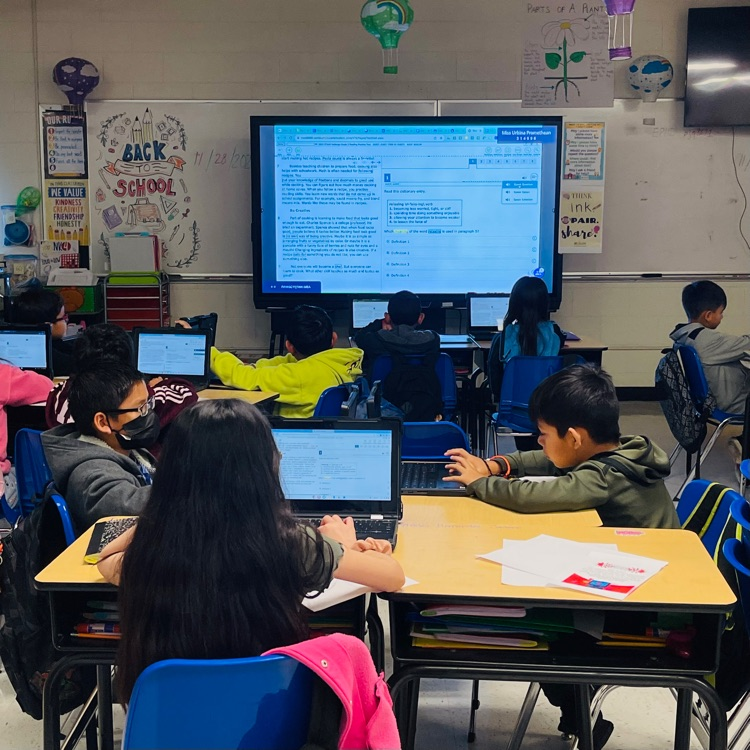 RooseveltBronc1's tweet photo. Our 3rd grade Broncos are putting their reading skills to the test as they go over comprehension and test-taking strategies! 🐴❤️📚💻 #BroncoPride https://t.co/MEzZK4iJd0
