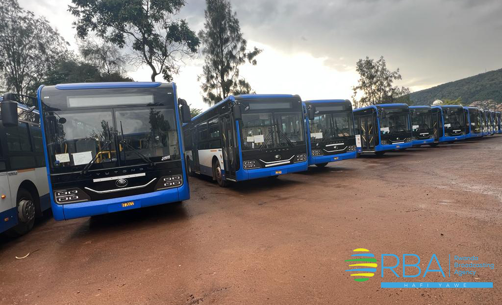 rbarwanda's tweet photo. 🚨AMAKURU MASHYA🚨

Mu rwego rwo kunoza uburyo bwo gutwara abantu n'ibintu mu buryo bwa rusange mu Mujyi wa Kigali, Guverinoma y'u Rwanda yafashije mu kugura imodoka 200 zizajya zikoreshwa mu gutwara abantu. Ijana muri izi modoka zamaze kugera mu Rwanda mu gihe izindi zizahagera muri Mutarama 2024. #RBAAmakuru