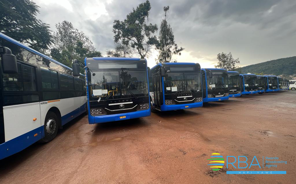 rbarwanda's tweet photo. 🚨AMAKURU MASHYA🚨

Mu rwego rwo kunoza uburyo bwo gutwara abantu n'ibintu mu buryo bwa rusange mu Mujyi wa Kigali, Guverinoma y'u Rwanda yafashije mu kugura imodoka 200 zizajya zikoreshwa mu gutwara abantu. Ijana muri izi modoka zamaze kugera mu Rwanda mu gihe izindi zizahagera muri Mutarama 2024. #RBAAmakuru