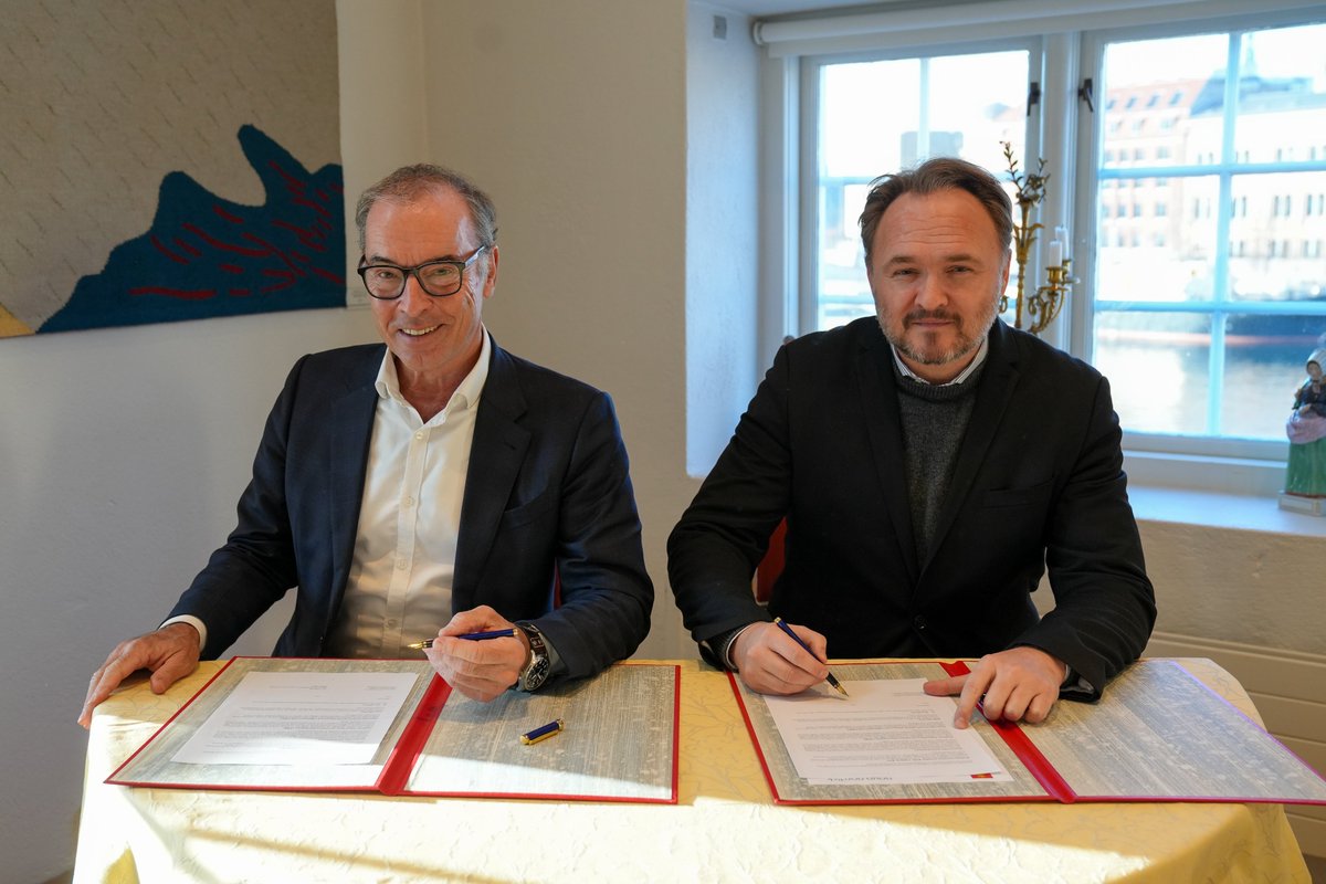 DanishMFA's tweet photo. .@DanJoergensen: “Happy to sign an agreement between @Novonordiskfond and @DanishMFA. Excellent opportunity for public-private-partnership and strengthening our collaboration – looking forward to working together on global health and food security” #SDG2 #SDG3 #SDG17 https://t.co/GBJGub7tGz