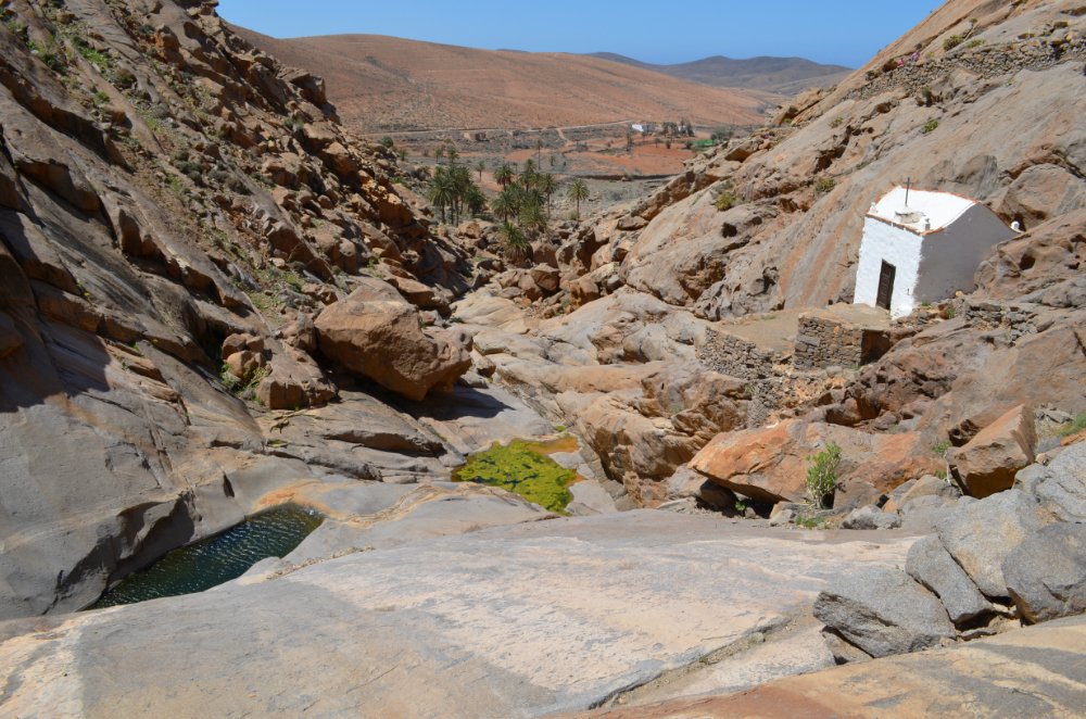 Each of the chapters in my book, By the Time Dawn Breaks includes places inspired by actual off-the-beaten track locations found in the Canary Islands. This one is on Fuerteventura amazon.co.uk/Time-Dawn-Brea…
#CanaryIslands #Fuerteventura #novel