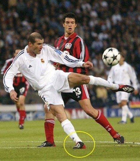 DanikRM_'s tweet photo. Bellingham con las zapatillas de Zidane. SI HOMBRE. https://t.co/ZFjRxIg8aF