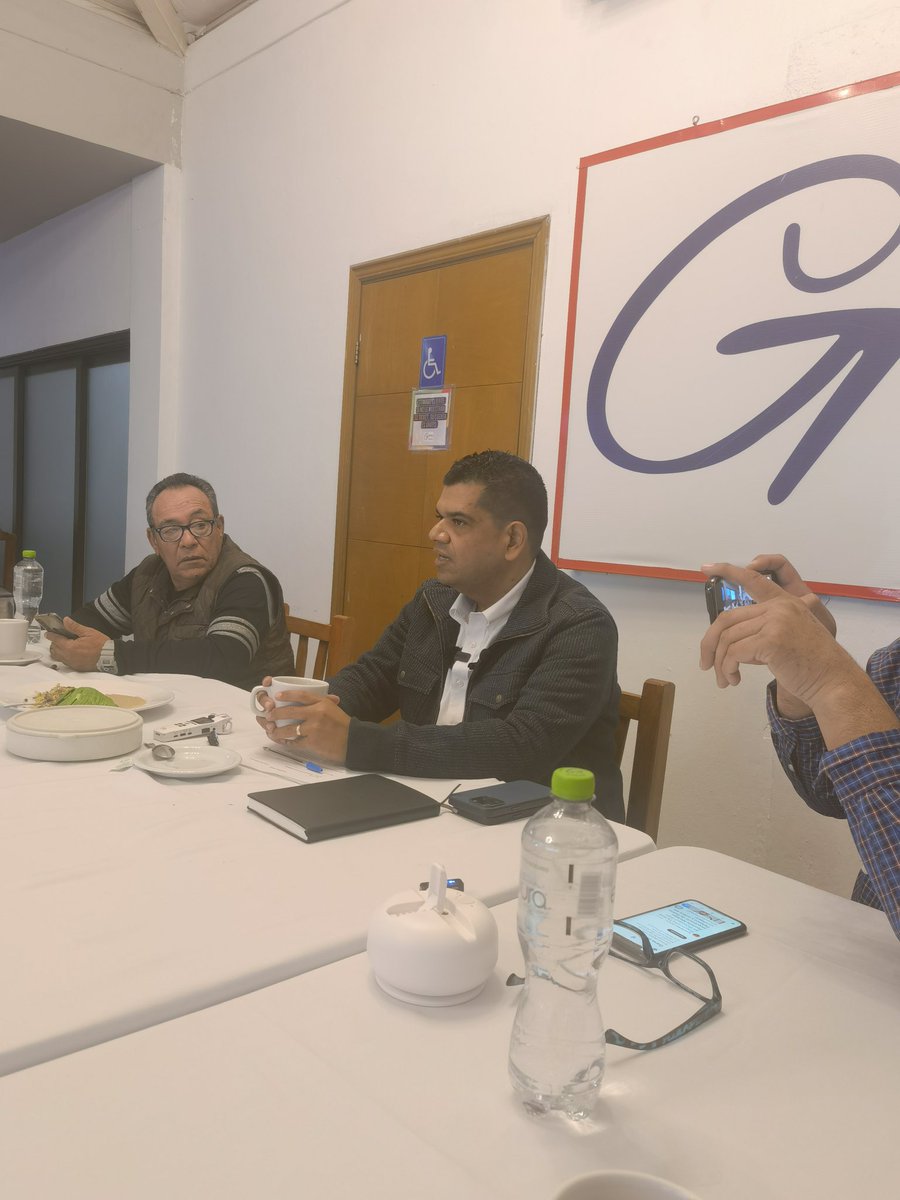 feroropeza20's tweet photo. Un vehículo para impactar en la sociedad de Puerto Peñasco, es el Partido @MovCiudadanoSon dice el empresario @AlanRenteriaM en el Colectivo de Periodistas Sonorenses A. C. https://t.co/R4yCZWK1O1