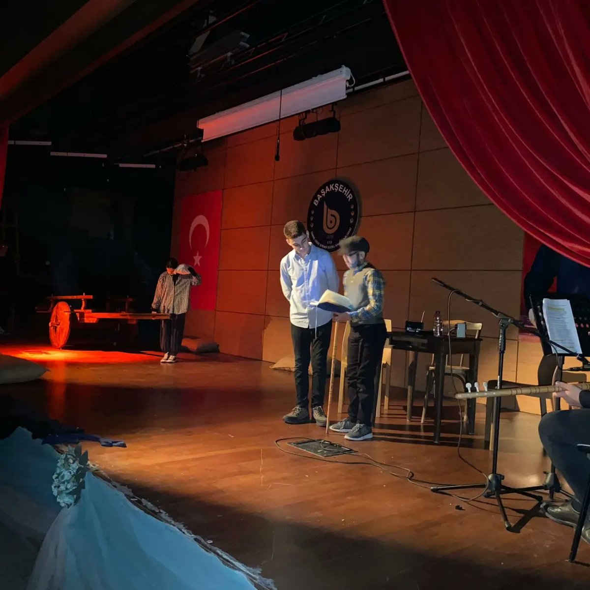 Sayın kaymakamımız Uğur Turan ve ilçe insan hakları üyeleri özel gösterimde tiyatro bölümü öğrencilerimizin ilk oyunu Dünden Bugüne adlı oyunu izlediler.
<a href="/tcmeb/">Millî Eğitim Bakanlığı</a>   <a href="/ugurturan68/">Uğur Turan</a> <a href="/ahmetcoskun6134/">AHMET COSKUN</a>  <a href="/BaskshrKaymkmlk/">T.C. Başakşehir Kaymakamlığı</a> 
<a href="/Basaksehir_Mem/">Başakşehir İlçe Millî Eğitim Müdürlüğü</a> 
<a href="/CayZekeriya/">Zekeriya Çay</a>