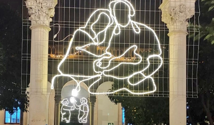 la_traginera's tweet photo. 🎇 Aquest any el projecte de #RavalKm0 il·lumina diversos barris de #CiutatVella per Nadal.🎄
✊🏾 Una proposta d'il·luminació des de l'autogestió i de forma comunitària com un bé comú urbà.
👀 Descobreix a on pots veure els llums de #RavalKm0.
https://t.co/4MhhYN3IH3 https://t.co/hFa73a45YJ