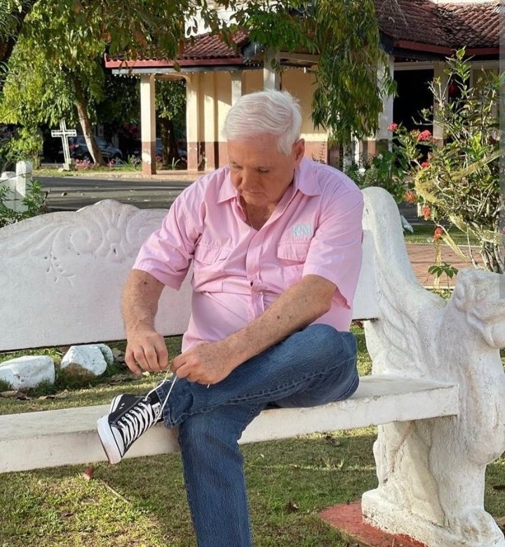 dj_anthony12's tweet photo. Que esta haciendo el lobo?  Me estoy poniendo las zapatillas @rmartinelli https://t.co/EtmERCqZH1