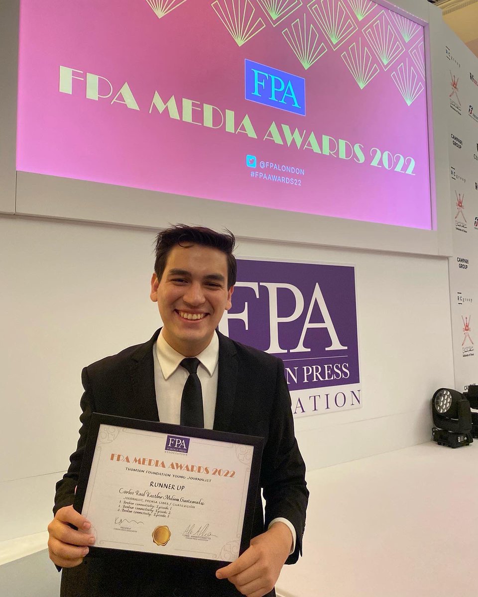 carlosrkestler's tweet photo. Amanecí nostálgico… Hace un año estaba en Londres para recibir la 🥈 del Young Journalist Award que otorga la @thomfound. 🇬🇧 

Siempre atesoraré este viaje, que no hubiera ocurrido sin el trabajo que logramos en equipo junto a los colegas Carlos Hernández y @agonzalez_pl. https://t.co/pIAw6ft4Ol