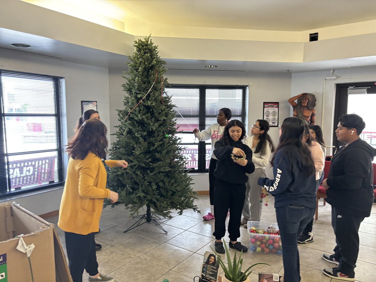 LighthouseIHS's tweet photo. Leadership class putting up holiday decorations in the front office! @Indians_IHS @TheLeaderinMe https://t.co/2UiRAkJ9Ei