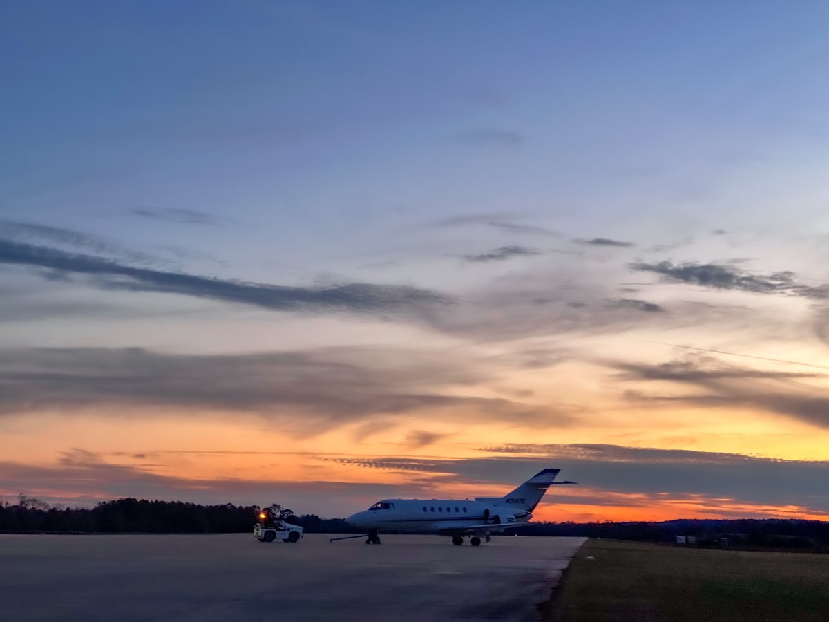 deanaircraft's tweet photo. A little sunset photoshoot 🤩🌅 https://t.co/aBGMSqu4mP
