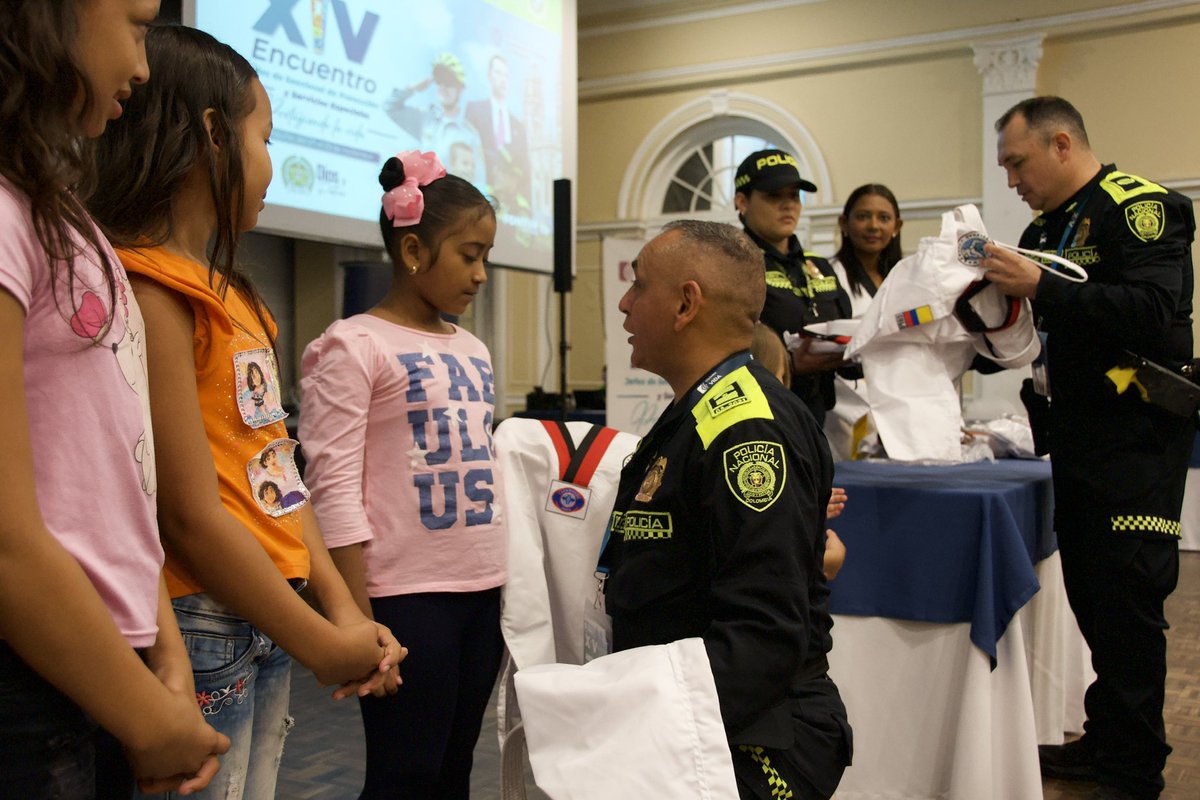ProteccionPonal's tweet photo. 🥋 Los sueños de nuestros jóvenes deportistas están a punto de volverse realidad. Con nuevos uniformes entregados por @policiacolombia, su participación en el próximo torneo de takewondo el dos de diciembre, es un paso más hacia sus metas. ¡Vamos con todo!  💪🏻 

#DiosYPatria https://t.co/RDNIVu1A2H