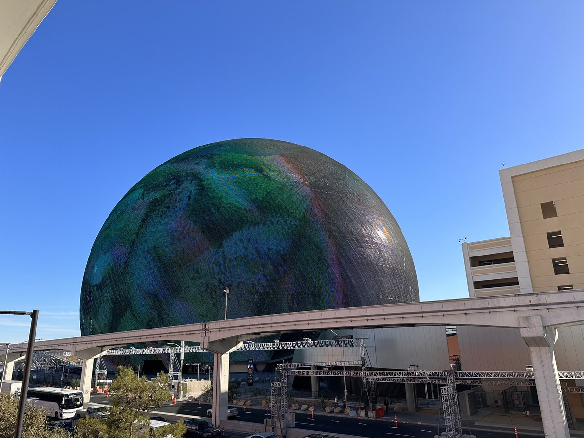 k_emo's tweet photo. #awsreinvent2023 over 50k attendees - everything’s bigger at Re:invent and Vegas https://t.co/qkWTGfrFQC