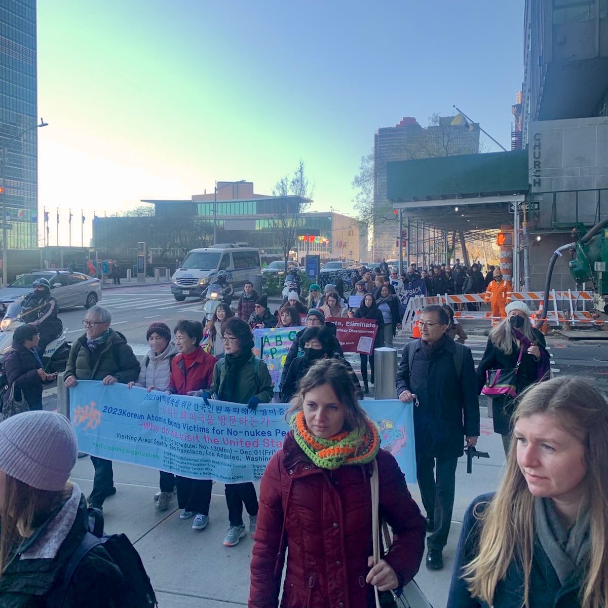 ican_de's tweet photo. #TPNW2MSP ist nicht nur Diplomatie und advocacy - auch Protest! Heute vor den UN-Headquarters: #Survivors aus der ganzen Welt berichten - fordern vor allem #USA und #Russland zu Unterzeichnung des #TPNW auf
#NuclearBanWeek #nuclearbanweekNYC https://t.co/sQGxnSAeZU