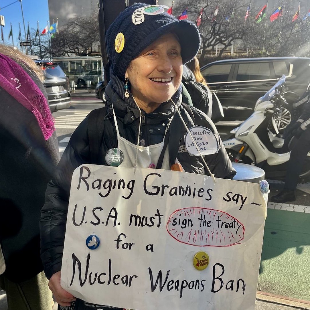 ican_de's tweet photo. #TPNW2MSP ist nicht nur Diplomatie und advocacy - auch Protest! Heute vor den UN-Headquarters: #Survivors aus der ganzen Welt berichten - fordern vor allem #USA und #Russland zu Unterzeichnung des #TPNW auf
#NuclearBanWeek #nuclearbanweekNYC https://t.co/sQGxnSAeZU