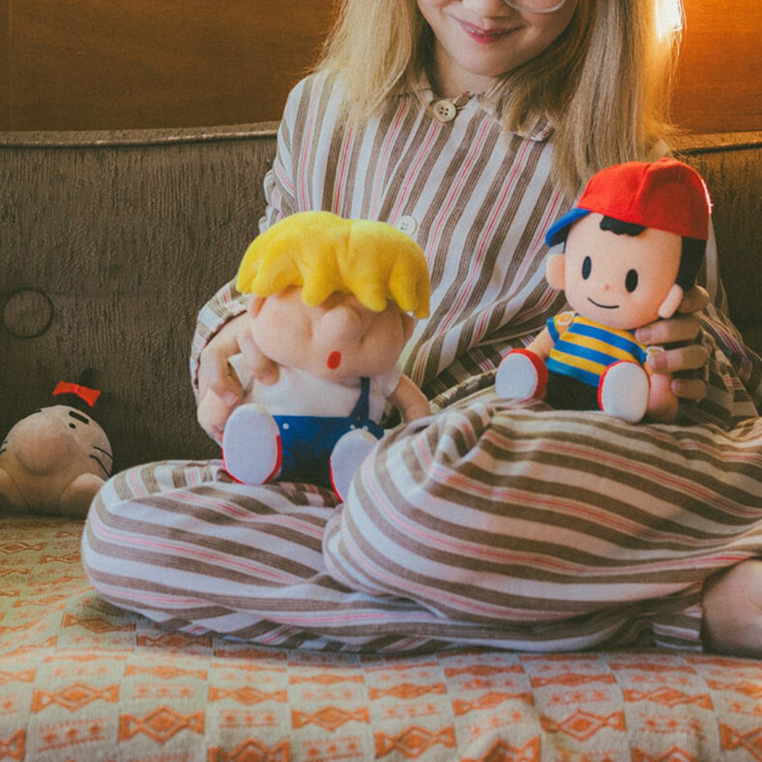 EarthBoundCafe's tweet photo. ❗ Hobonichi ha svelato la seconda serie di peluche creati in collaborazione con Bandai Spirits. Porky e Mr. Saturn da EarthBound saranno in vendita assieme al nuovo yo-yo "Friends" dal 15 dicembre

📸 @1101complus

#EarthBound #Mother2 #Mother3 #Nintendo #マザー2 #BandaiSpirits https://t.co/cDpXAbSy74