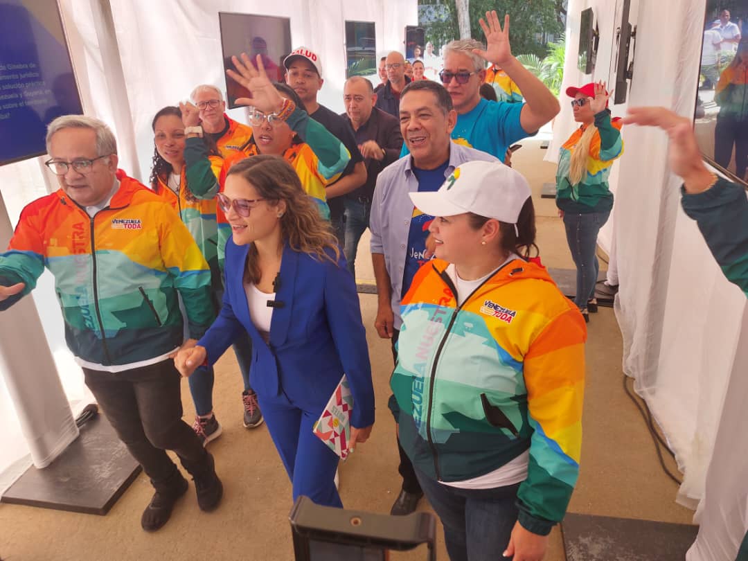 Nuestra ministra <a href="/MagaGutierrezV/">Magaly Gutiérrez Viña</a> llega a la Concha Acústica del Parque Alí Primera, al "Encuentro Nacional del sector Salud en Defensa del Esequibo" en compañía de nuestras autoridades
#JuntosPorCadaLatido
#VenezuelaEsEsequibo 
<a href="/NicolasMaduro/">Nicolás Maduro</a>