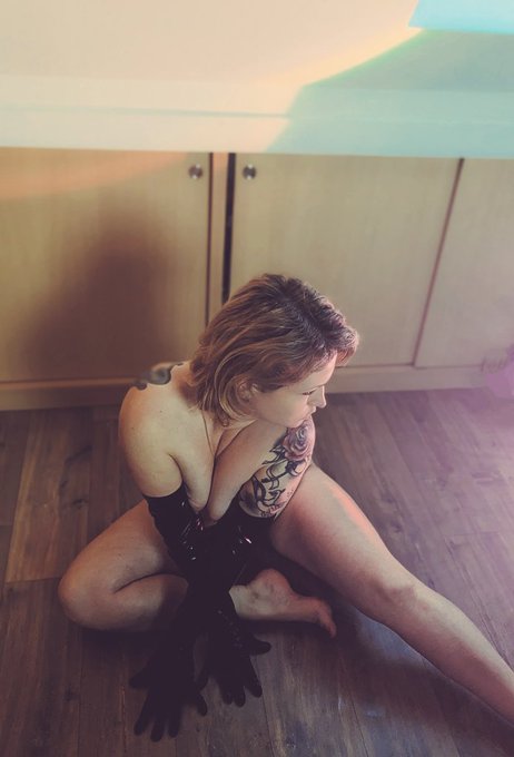 Latex 🖤 https://t.co/uE0Ox8kzn5