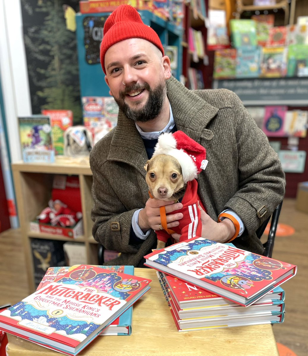 schools_books's tweet photo. Look who came to visit @KenilworthBook this morning! It was the lovely @Alex_T_Smith and his super lovely little Elvis Potato! Belly rubs for Elvis and a great catch up with Alex. Plotting school events next year… We could be coming to your school!!! ❤️😊📚 https://t.co/4Jy73Dgp5p