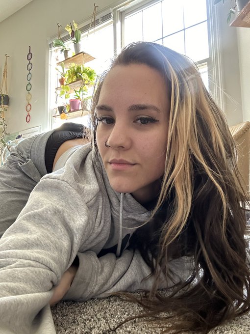 I folded two loads of laundry, now who wants to wash my hair? https://t.co/r1ejwexwjJ<a href="/tag/realloyalfans"class="tags"><span>#realloyalfans</span></a>