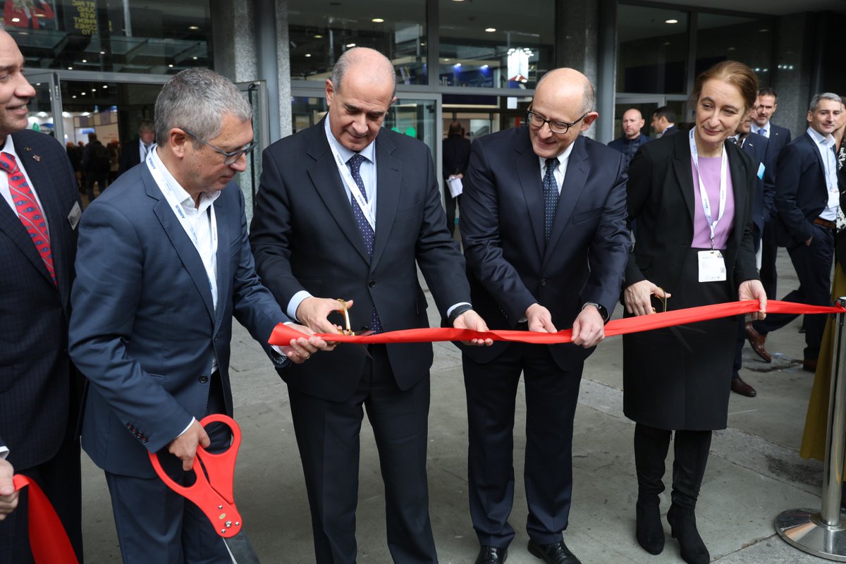 policia's tweet photo. El director general de @policia ha participado en la inauguración del #EuropeanRotorsMadrid en @IFEMA, la feria especializada en el sector de la #aviación en #helicópteros más grande de #Europa
Estamos presentes con nuestro indicativo Cóndor hasta el jueves 30
#EuropeanRotors23
@AirbusHeli
@Airbus