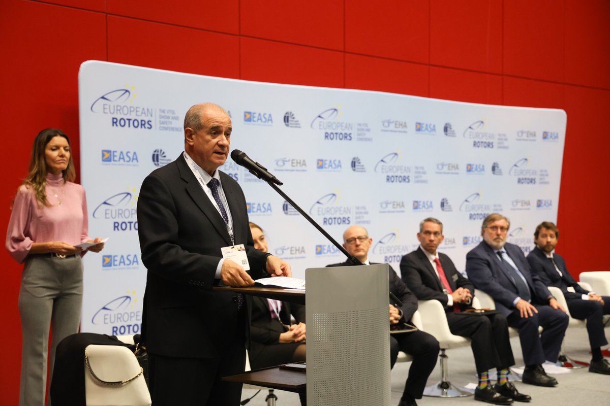 policia's tweet photo. El director general de @policia ha participado en la inauguración del #EuropeanRotorsMadrid en @IFEMA, la feria especializada en el sector de la #aviación en #helicópteros más grande de #Europa
Estamos presentes con nuestro indicativo Cóndor hasta el jueves 30
#EuropeanRotors23
@AirbusHeli
@Airbus