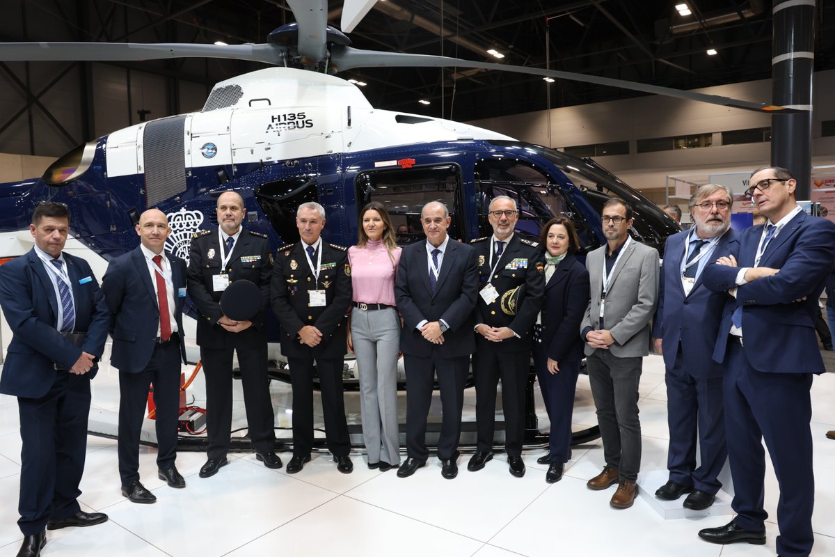 policia's tweet photo. El director general de @policia ha participado en la inauguración del #EuropeanRotorsMadrid en @IFEMA, la feria especializada en el sector de la #aviación en #helicópteros más grande de #Europa
Estamos presentes con nuestro indicativo Cóndor hasta el jueves 30
#EuropeanRotors23
@AirbusHeli
@Airbus