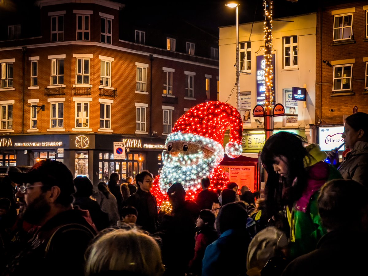 What an amazing turn out! hundreds of people gathered in Acton as we enjoyed the Christmas Market & @MayorofEaling @Hitesh_T turned on the Christmas lights. A massive thank you to @RupaHuq who kicked off the performances from @arts_walton @ArkPriory @elevateartsuk