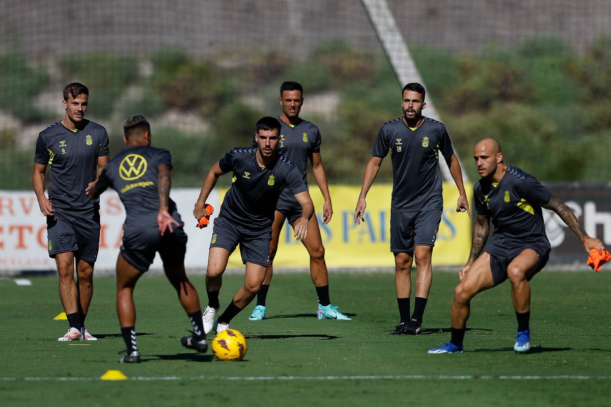 UDLP_Oficial's tweet photo. 👣🤩 ¡Paso a paso, @FabioGlez6!

#LaUniónHaceLasPalmas 💛💙 https://t.co/DflPqKknru