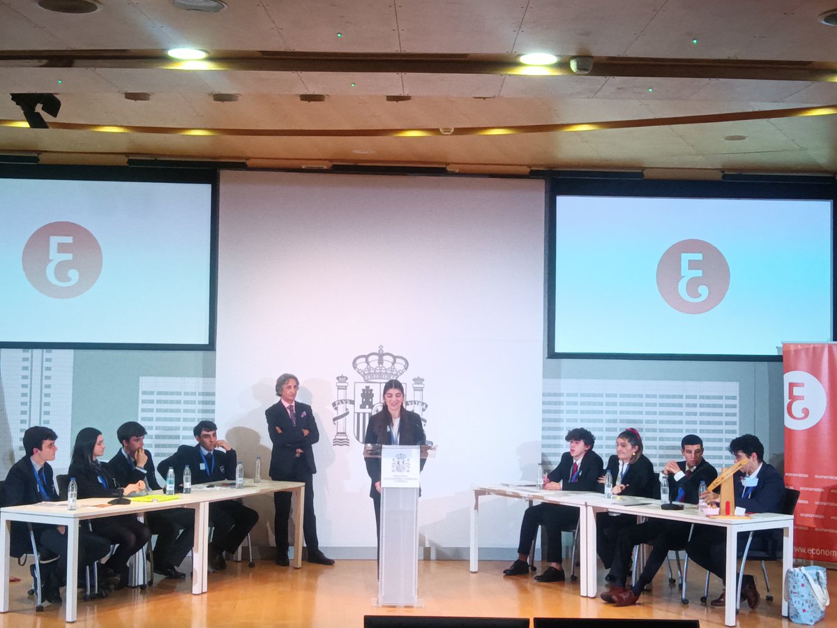 Final 2 edición torneo debate económico y 4 ed.vídeos de educación financiera de @EconomistasOrg . Presenta @juandemargarida sec. gral. #CGE
#Finanzasparatodos 
#Planeducacionfinanciera