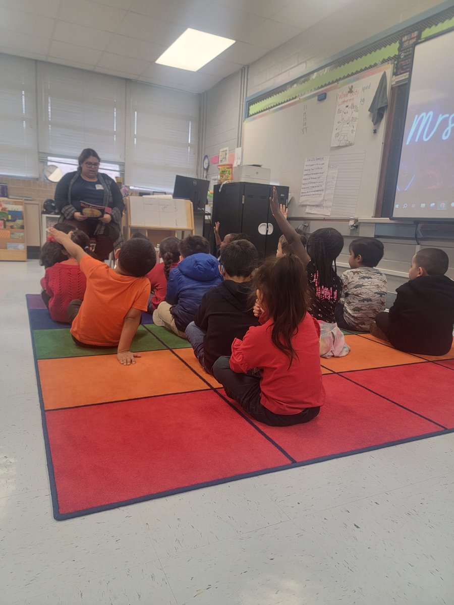 JKrollie's tweet photo. Ms. Brie &amp; Ms. Lawson did great on their final lesson for reading &amp; writing. It's been a pleasure to have them in class for 4 weeks! @UHClearLake #parksparrots #pisdlachat https://t.co/FbeYj5NiLI