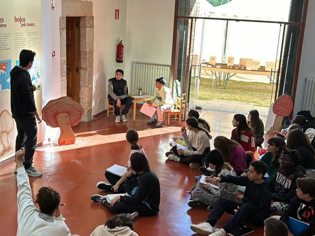 InsThos's tweet photo. 🍄 Els nostres estudiants de #1ESO han fet una sortida a @CanBoet per explorar el món dels #fongs
👩🔬 Han après a identificar més de 100 espècies de bolets diferents #ciència @culturamataro @matarocat #TotesSomThos #BioGeo #Bolets https://t.co/m2sAIDsqQQ