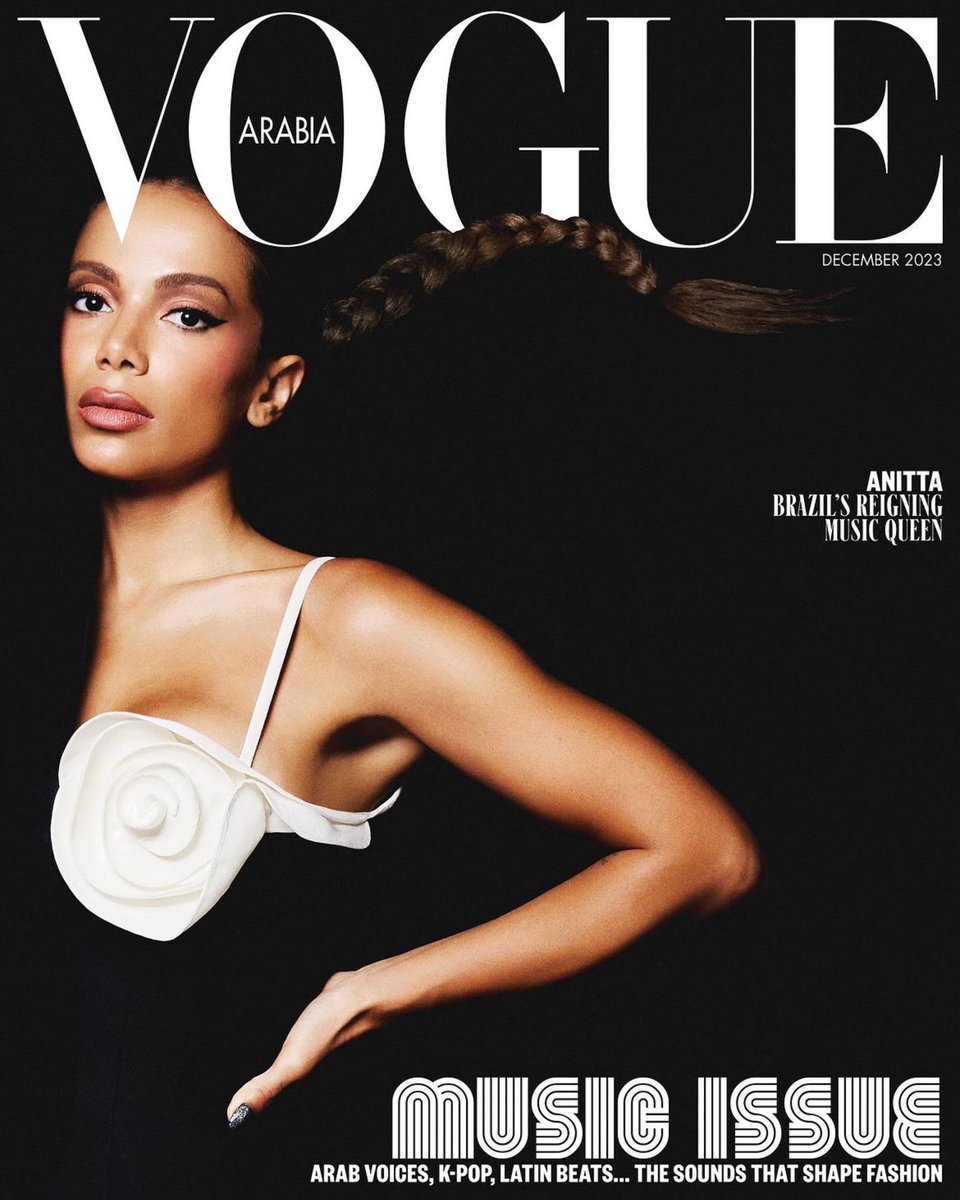 HugoGloss's tweet photo. Poderosa pelo globo! @anitta estampa a capa da edição #MusicIssue da Vogue Arabia e além de trazer um look PERFEITO, a artista também falou sobre sua trajetória na música. Ela refletiu sobre o objetivo de celebrar o funk brasileiro mundialmente e falou de sua missão como mulher: "Gosto de trazer liberdade. Acredito que para as mulheres tudo é mais difícil, porque não somos livres para fazer o que queremos como os homens. E para mim, acho que para as mulheres terem sucesso temos que trabalhar 20 vezes mais, e há um milhão de vezes mais expectativas”. Por fim, a diva compartilhou mais sobre seu próximo álbum e prometeu que o projeto trará uma parceria muito inesperada. Eita! O que será que vem aí? 👀 (📸: @voguearabia / Ivan Erick Menezes)